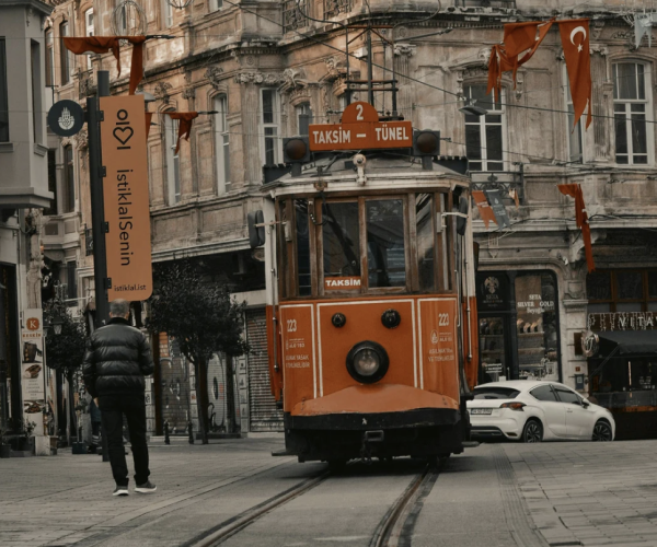 Rana Demiriz ile Beyoğlu’nda Sanatın İzinde
